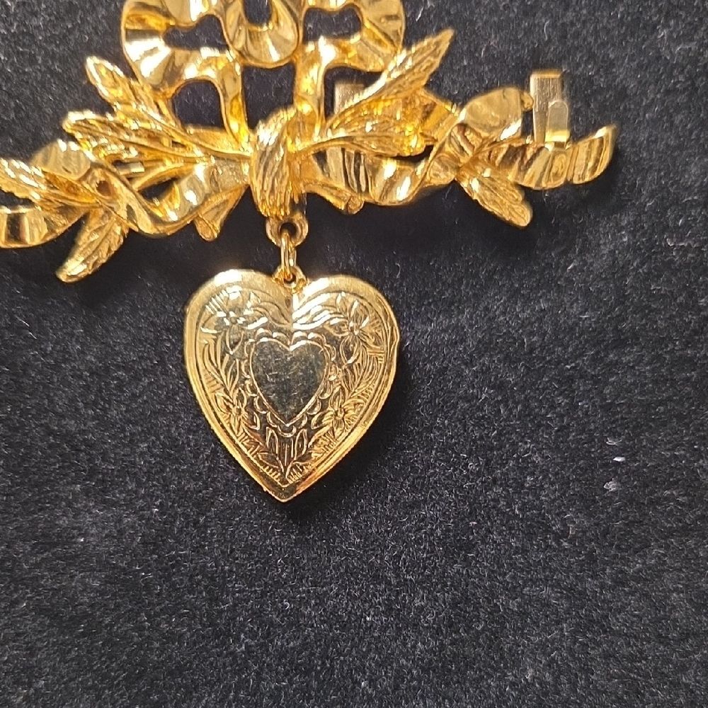 Elegant Vintage Gold Heart Pendant Brooch